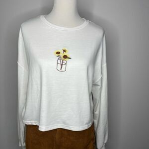 5/$25💜 Shein- White Cropped Sweater with Sunflower + Vase